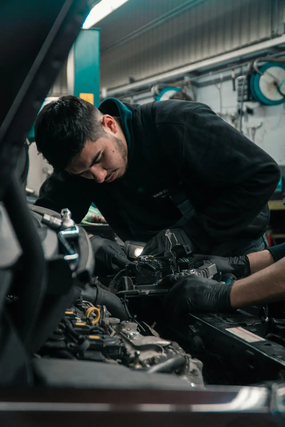 Un mecánico trabajando en el motor