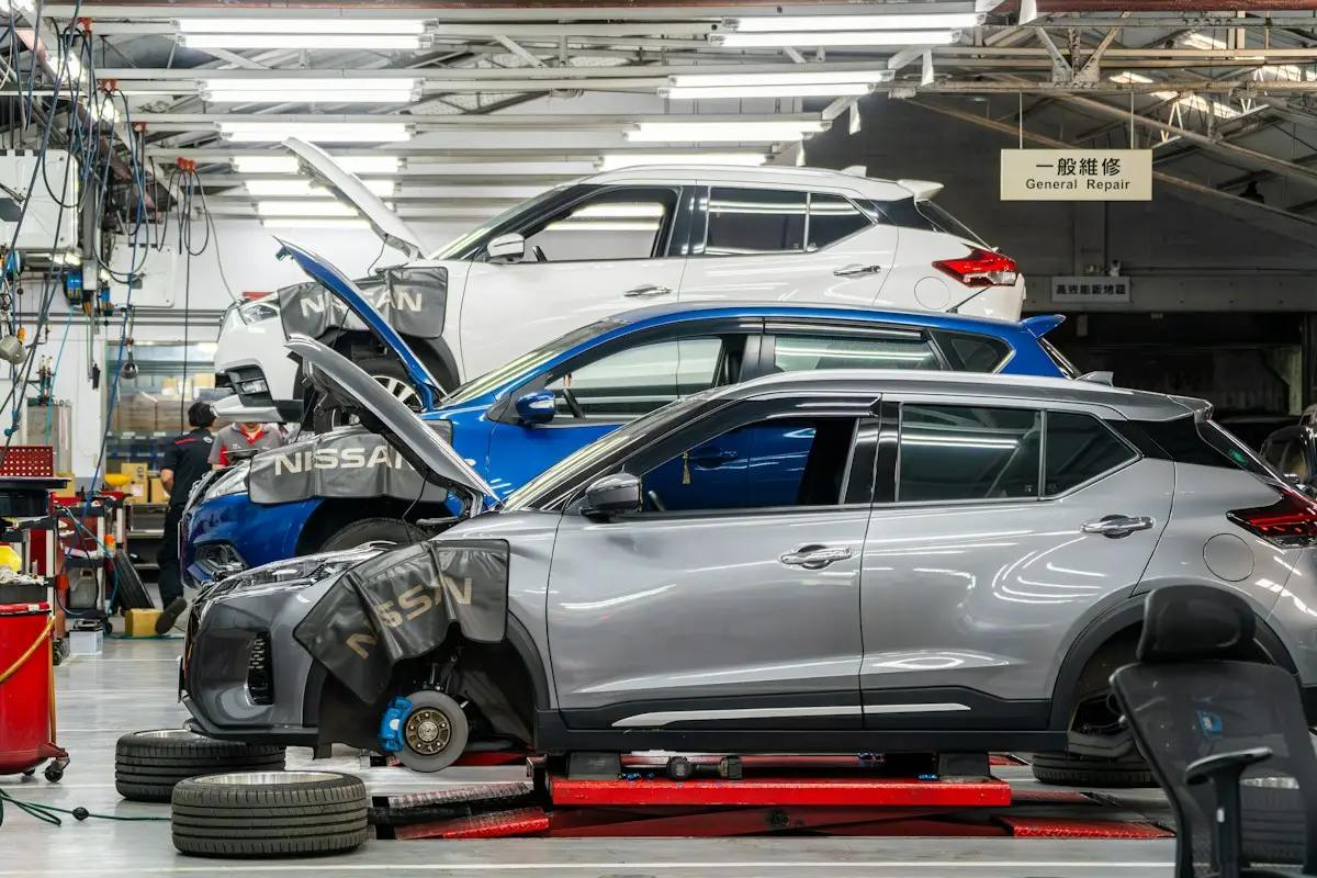 Coches en reparación dentro de un taller